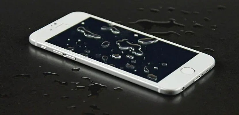 ¿Has mojado tu iPhone? Así puedes sacar el agua de dentro